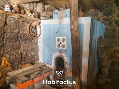 Moradia em Pedra para Restaurar na zona de Santar