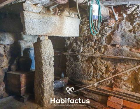 Moradia em Pedra para Restaurar na zona de Santar