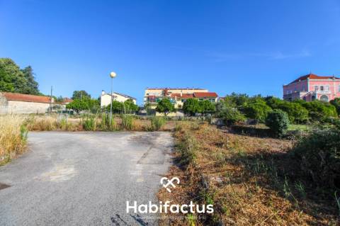 Lote para construção de moradia em banda - Nelas