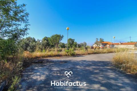 Lote para construção de moradia em banda - Nelas