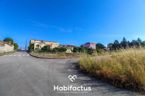 Lote para construção de moradia em banda - Nelas