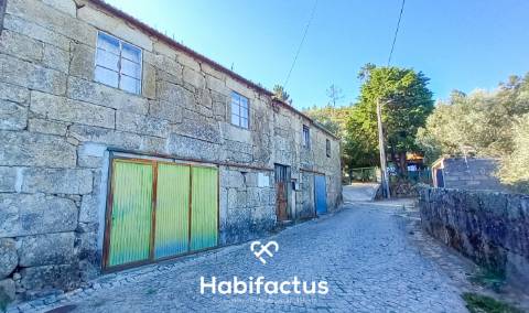 Moradia em Pedra com Vista Deslumbrante sobre o Campo - Ortigueira
