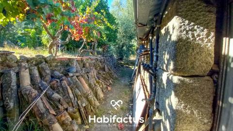 Moradia em Pedra com Vista Deslumbrante sobre o Campo - Ortigueira