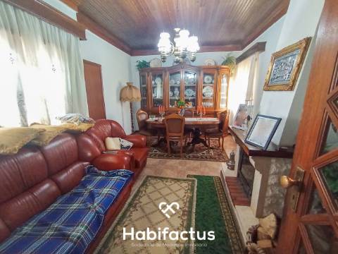 Moradia T4 com Terreno em Carregal do Sal