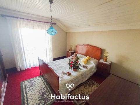 Moradia T4 com Terreno em Carregal do Sal