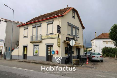 Moradia T5 com comércio em funcionamento em Canas de Santa Maria