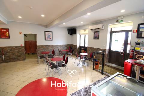 Moradia T5 com comércio em funcionamento em Canas de Santa Maria