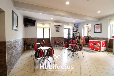 Moradia T5 com comércio em funcionamento em Canas de Santa Maria