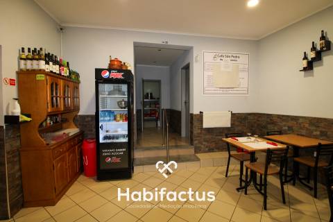 Moradia T5 com comércio em funcionamento em Canas de Santa Maria