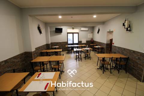 Moradia T5 com comércio em funcionamento em Canas de Santa Maria