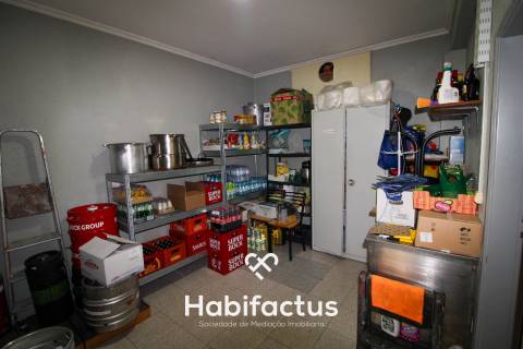 Moradia T5 com comércio em funcionamento em Canas de Santa Maria