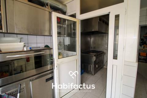 Moradia T5 com comércio em funcionamento em Canas de Santa Maria