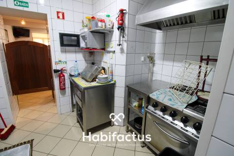 Moradia T5 com comércio em funcionamento em Canas de Santa Maria