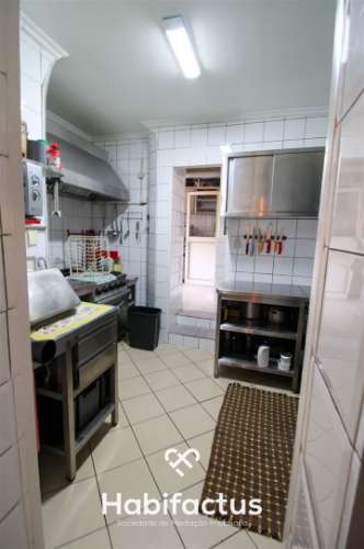 Moradia T5 com comércio em funcionamento em Canas de Santa Maria