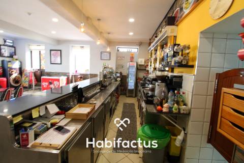 Moradia T5 com comércio em funcionamento em Canas de Santa Maria