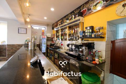 Moradia T5 com comércio em funcionamento em Canas de Santa Maria