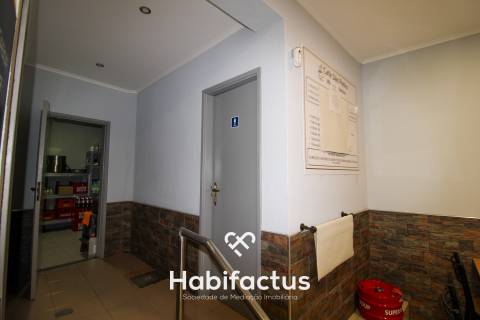 Moradia T5 com comércio em funcionamento em Canas de Santa Maria