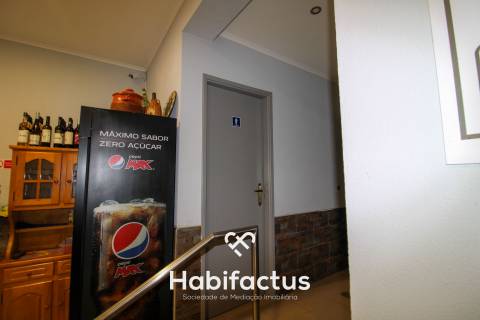 Moradia T5 com comércio em funcionamento em Canas de Santa Maria