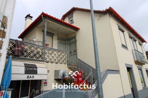 Moradia T5 com comércio em funcionamento em Canas de Santa Maria