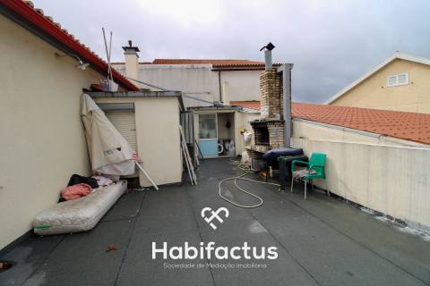 Moradia T5 com comércio em funcionamento em Canas de Santa Maria