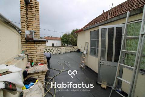 Moradia T5 com comércio em funcionamento em Canas de Santa Maria