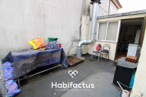 Moradia T5 com comércio em funcionamento em Canas de Santa Maria