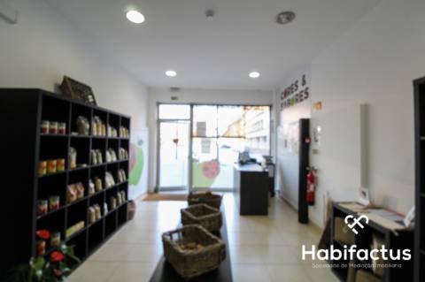 Destinado a comercio num prédio recente com uma área de 116m2 e garagem fechada. Espaço já se encont