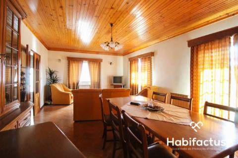 Moradia T4 para venda na Vila medieval de Penedono.