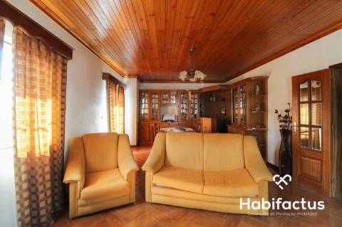 Moradia T4 para venda na Vila medieval de Penedono.