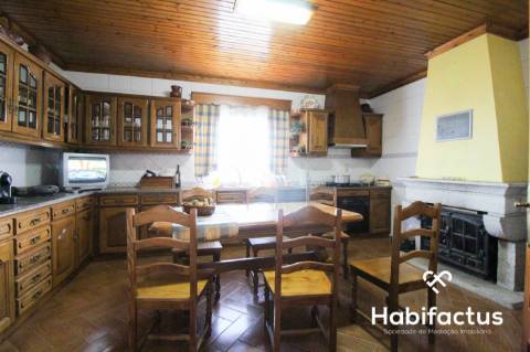 Moradia T4 para venda na Vila medieval de Penedono.