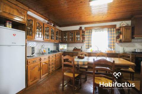 Moradia T4 para venda na Vila medieval de Penedono.