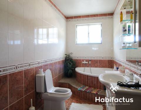 Moradia T4 para venda na Vila medieval de Penedono.