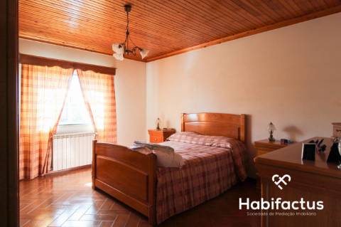 Moradia T4 para venda na Vila medieval de Penedono.