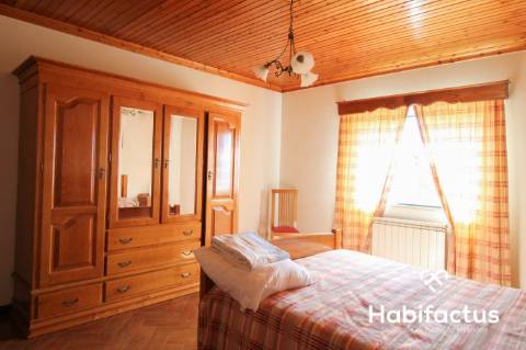 Moradia T4 para venda na Vila medieval de Penedono.