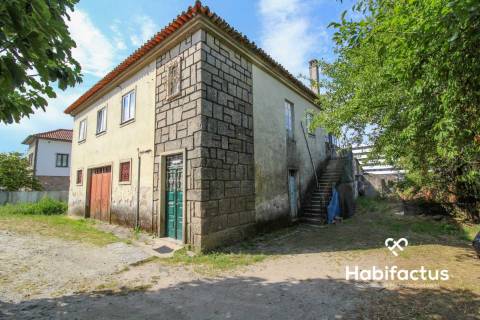 Moradia com história para restauro no centro de Viseu