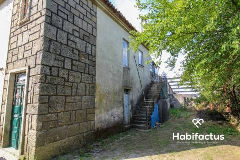 Moradia com história para restauro no centro de Viseu