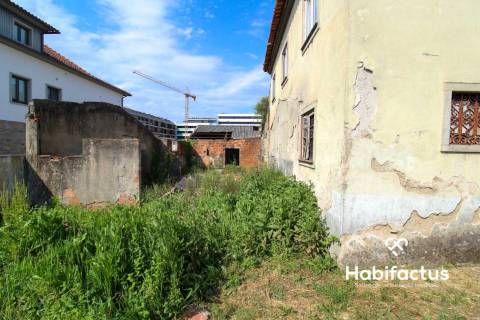 Moradia com história para restauro no centro de Viseu