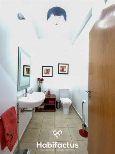 Quinta de características únicas com moradia T4 térrea para venda em Fragosela, Viseu