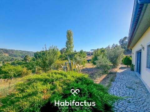 Quinta de características únicas com moradia T4 térrea para venda em Fragosela, Viseu