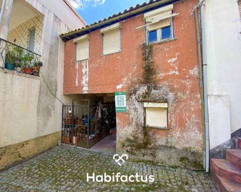 Moradia para reconstrução à venda no Centro da Vila de Nelas - Viseu
