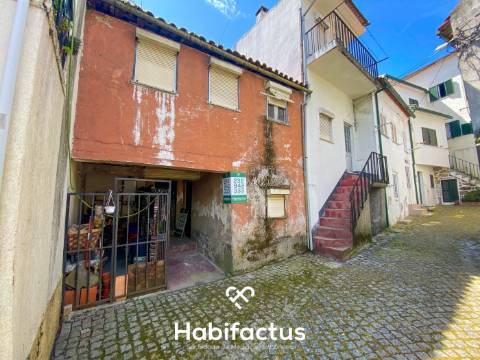 Moradia para reconstrução à venda no Centro da Vila de Nelas - Viseu