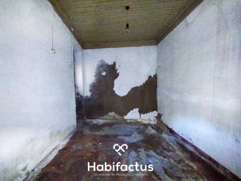 Moradia para reconstrução à venda no Centro da Vila de Nelas - Viseu