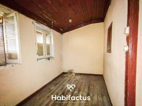 Moradia para reconstrução à venda no Centro da Vila de Nelas - Viseu