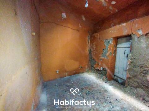 Moradia para reconstrução à venda no Centro da Vila de Nelas - Viseu