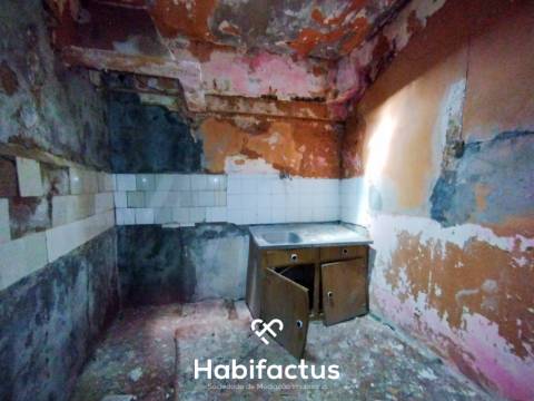 Moradia para reconstrução à venda no Centro da Vila de Nelas - Viseu