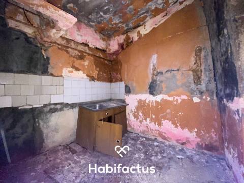 Moradia para reconstrução à venda no Centro da Vila de Nelas - Viseu