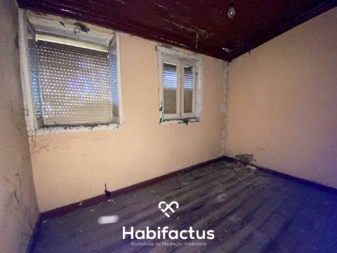 Moradia para reconstrução à venda no Centro da Vila de Nelas - Viseu