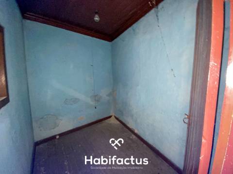 Moradia para reconstrução à venda no Centro da Vila de Nelas - Viseu