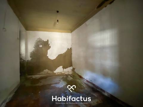 Moradia para reconstrução à venda no Centro da Vila de Nelas - Viseu