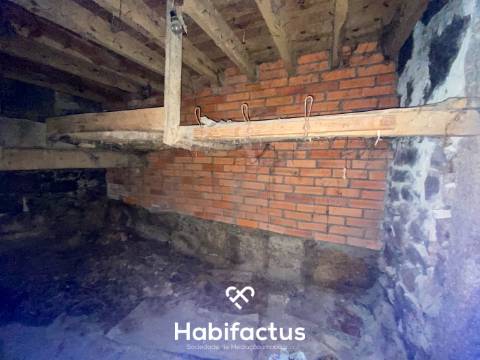 Moradia para reconstrução à venda no Centro da Vila de Nelas - Viseu